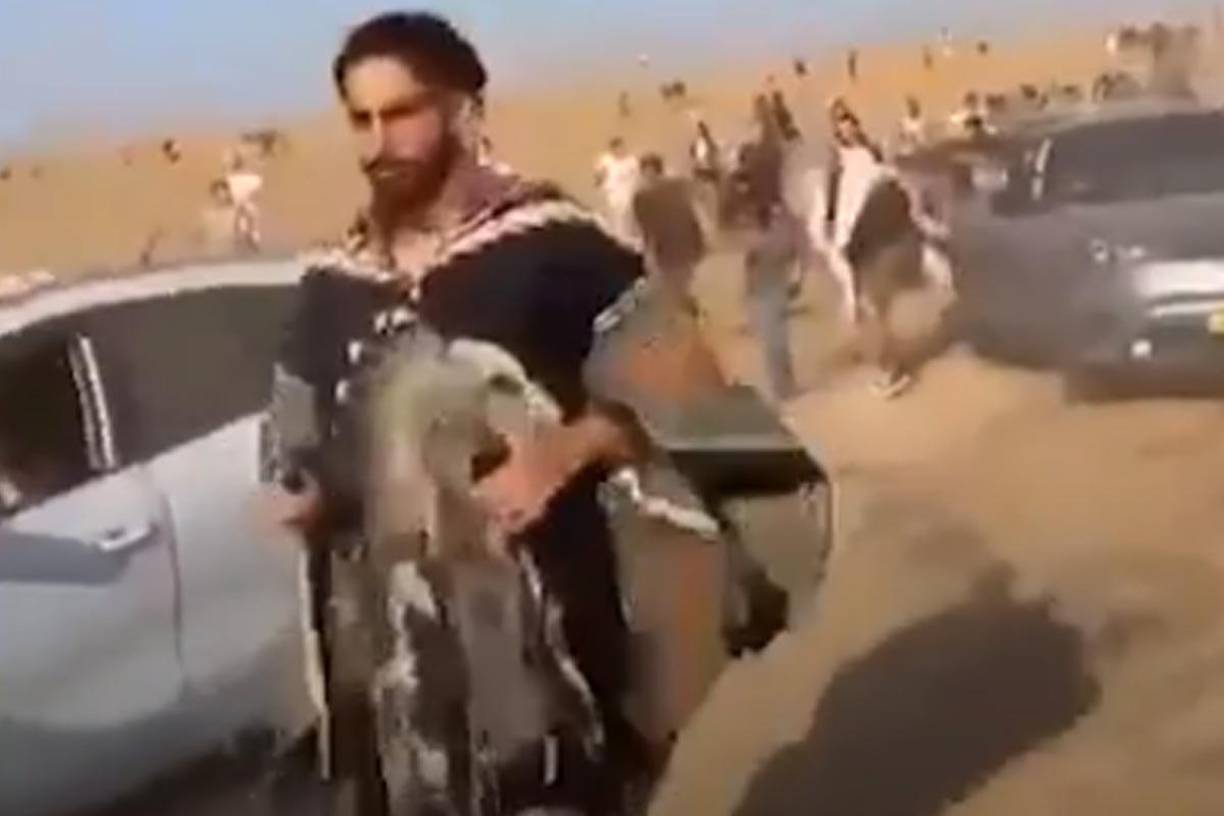 “Vine para rescatar a mi hija, está secuestrada en Gaza. Vi un tiktok donde aparece rodeada de terroristas”, contó este domingo a EFE un padre israelí que pidió el anonimato.