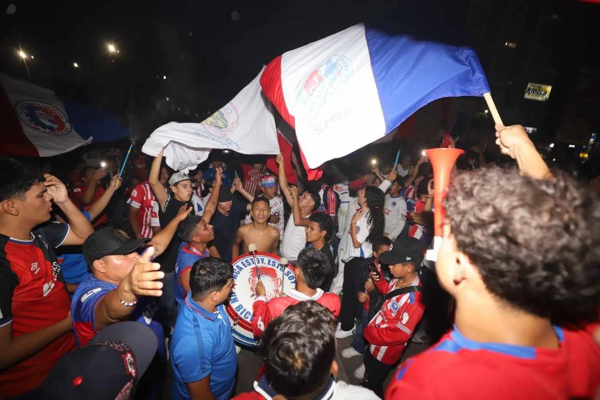Música, banderas y un colorido ambiente se vivió la noche de este sábado luego de que Olimpia conquistara la Copa 38. 