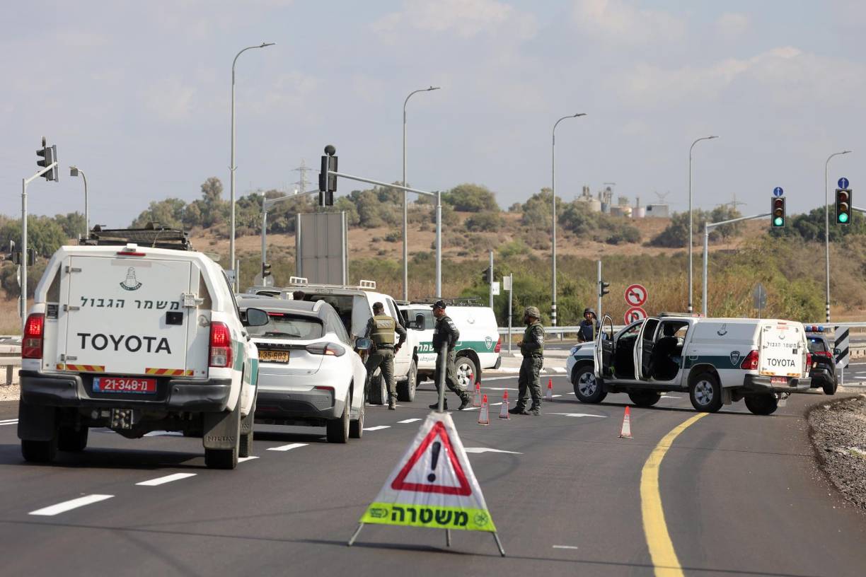 Ashkelon (Israel), 07/10/2023.- Members of Israeli police check vehicles on a roadblock near Ashkelon following rocket launches from Gaza, 07 October 2023. Rocket barrages were launched from the Gaza Strip early Saturday in a surprise attack claimed by the Islamist movement Hamas. EFE/EPA/ABIR SULTAN 