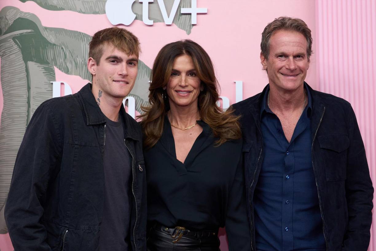 Presley Gerber junto a sus padres Cindy Crawford y Rande Gerber. Cindy Crawford no solo es la madre de Kaia Gerber, también de Presley Gerber, el hermano mayor de Kaia, que ha incursionado en el mundo de la moda. Con su apariencia atractiva y su estilo casual pero refinado, Presley ha trabajado con marcas como Dolce &amp; Gabbana y Calvin Klein. Además de sus trabajos en moda, Presley es conocido por su pasión por la fotografía y el arte, lo que añade otra dimensión a su carrera. Aunque no ha alcanzado el mismo nivel de notoriedad que su madre o su hermana, Presley está construyendo una carrera multifacética que refleja su personalidad y talentos únicos.