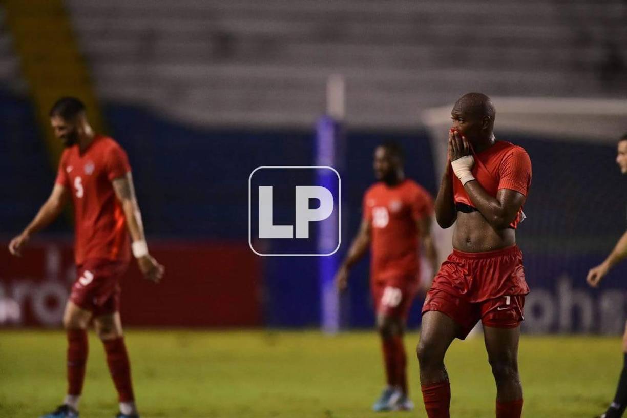 Los jugadores canadienses estaban frustrados al final del primer tiempo.