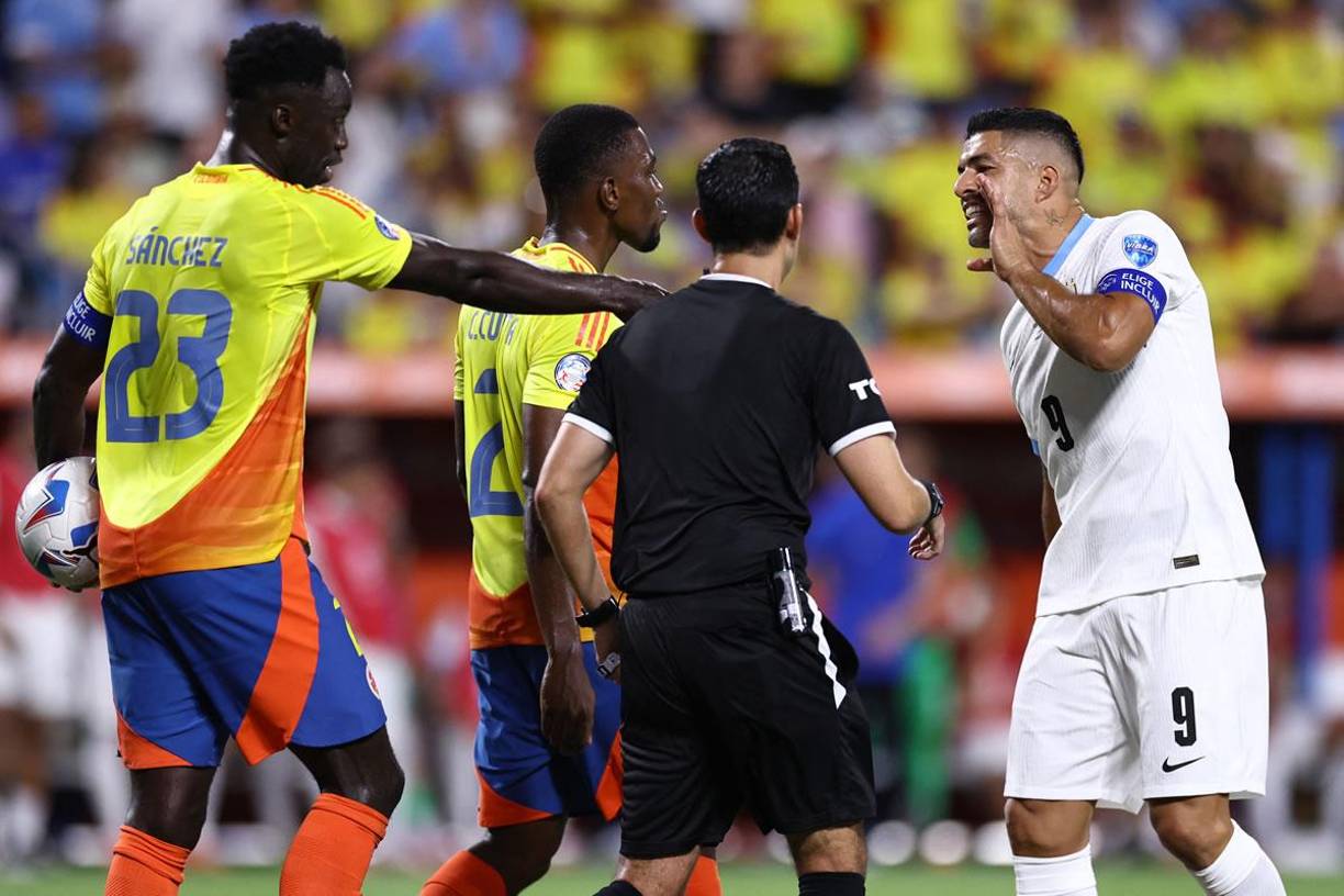 El juego Uruguay-Colombia terminó caliente, tras un primer entredicho fuerte entre Luis Suárez y Yerry Mina, quienes se insultaron a instancias del árbitro mexicano César Ramos, que estaba parado a pocos metros de ambos.