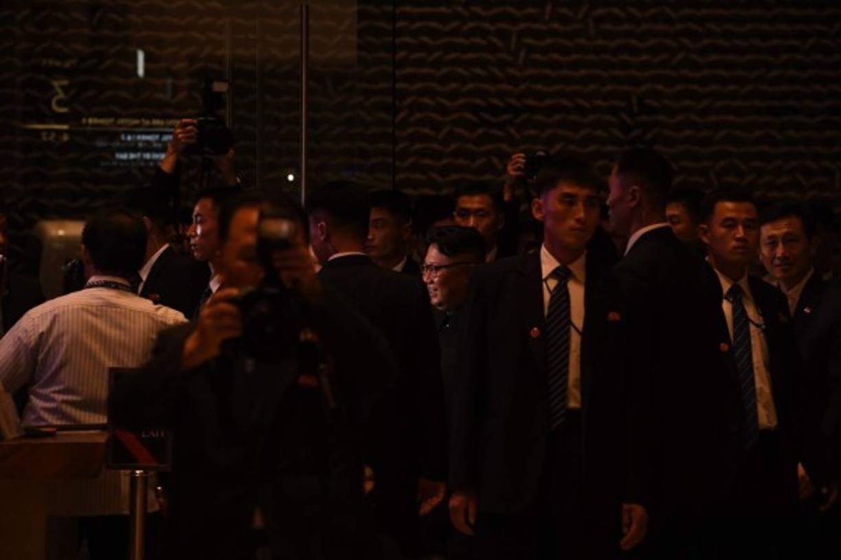 Los agentes, vestidos con elegantes trajes y con corbatas azules todas iguales, marchan muy cerca del líder norcoreano.