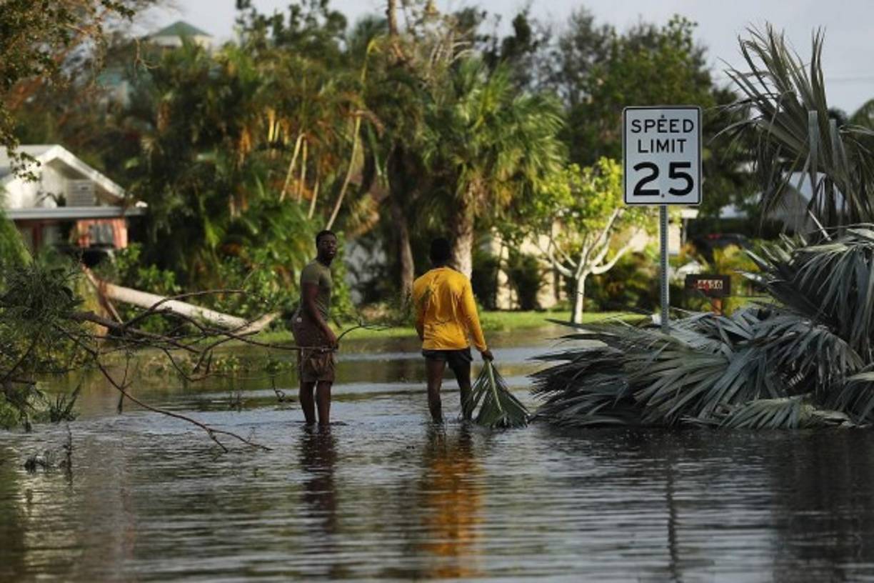 Los habitantes de Naples, ciudad azotada por el ojo del ciclón evaluaron esta mañana los daños causados por Irma, un huracán 'monstruo', como lo definió el presidente de EUA, Donald Trump, que, aunque debilitado, sigue sacudiendo parte del estado en su camino hacia el norte.<br/>