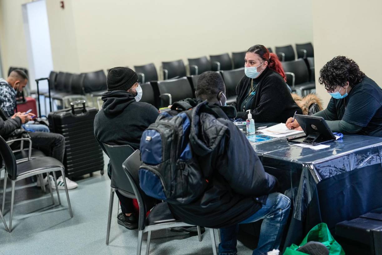 El alcalde mostró en un video divulgado en su cuenta de Twitter algunas de las comodidades en el albergue, incluida una mesa de ping pong y un buffet con comida saludable.
