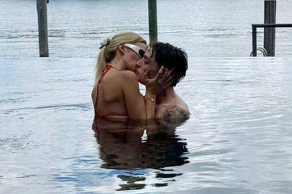 Hannah Howell publicó cuatro stories en Instagram, en donde explicó que ella ha vivido situaciones difíciles con una pareja reciente, sin mencionar el nombre de Peso Pluma. Sin embargo, los fans del cantante entendieron que se trataba del artista.