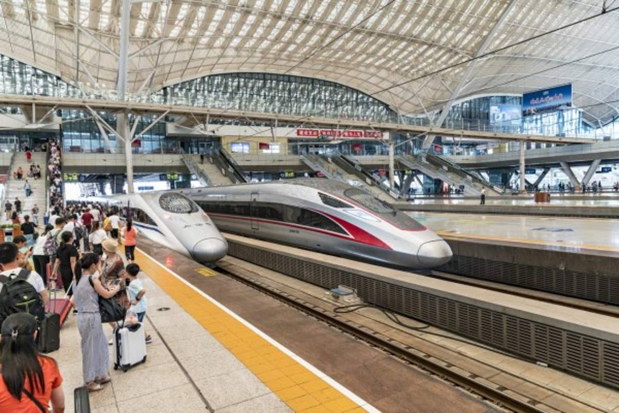 Wuhan, la extensa capital de la provincia Hubei, en China central, es un centro comercial dividido por los ríos Yangtsé y Han. La ciudad tiene muchos lagos y parques, incluido el extenso y pintoresco Lago del Este.