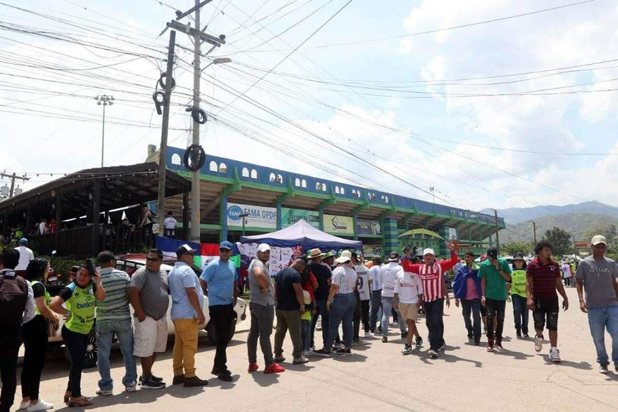 Enormes filas de los aficionados para ingresar al estadio Juan Ramón Brevé Vargas de Juticalpa.