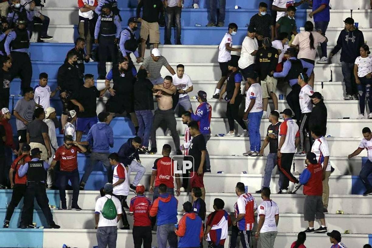 Imágenes de la pelea de aficionados del Olimpia en las graderías del estadio Nacional Chelato Uclés.