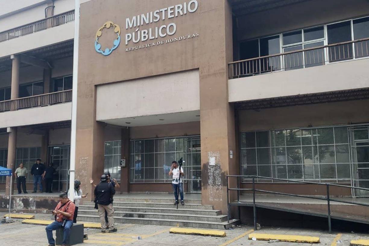 “No podemos prestarnos a este circo y a esta payasada inconstitucional. Es el pleno (del Parlamento), con 86 votos” el que elige a los nuevos fiscales general y adjunto, enfatizó el diputado del PSH.