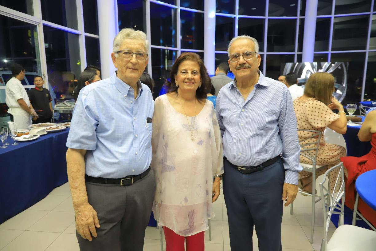 Max y Blanca Quesada junto a Rafael Kafie