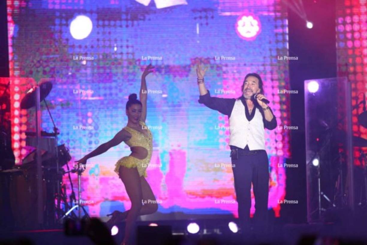 Acompañado de hermosas bailarinas, Solís también puso a bailar a su público.