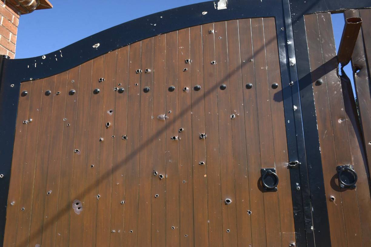 En la mansión del heredero del Chapo Guzmán quedaron cientos de casquillos tirados, vehículos, puertas y ventanas baleadas, habitaciones desordenadas, clósets y muebles rotos, juguetes, restos de comida y botellas de agua en mesas, medicamentos y manchas de sangre por los pisos.