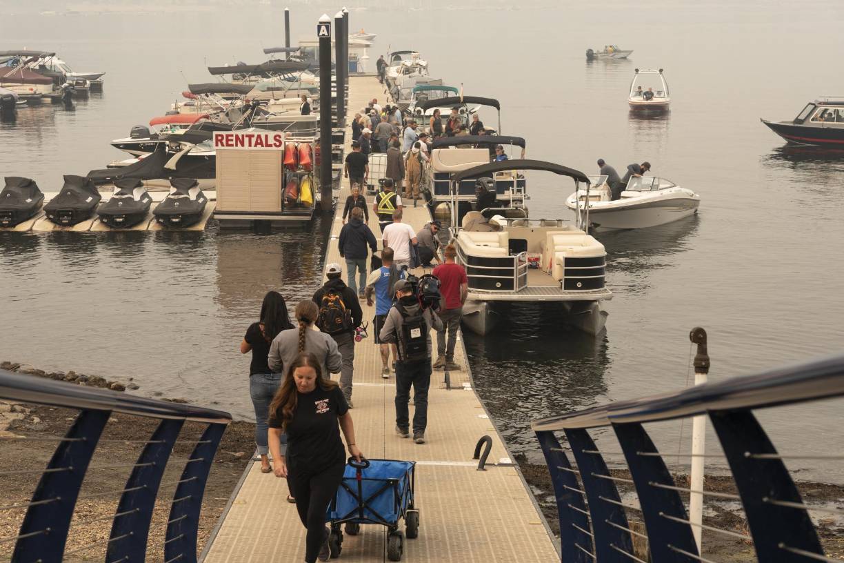 Alrededor de 27.000 personas en esa provincia, donde arden 385 <b>incendios</b> -de los casi 1.040 en todo el país-, permanecen bajo órdenes de evacuación, una cifra inferior a la del domingo.