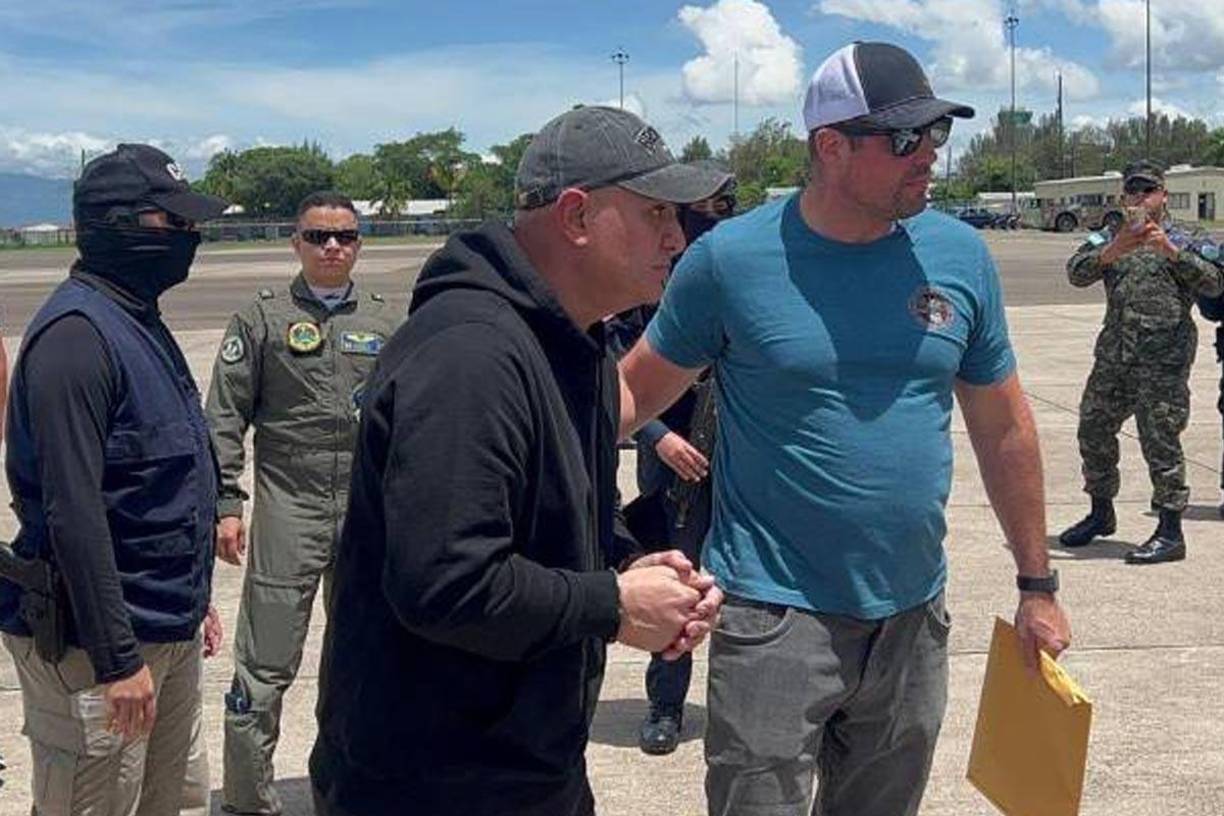 El exvicealcalde hondureño Mario José Cálix, alías ‘Cubeta’, fue extraditado este miércoles a Estados Unidos, que lo acusa de tráfico de drogas y uso de armas, una semana después de que la presidenta de Honduras, Xiomara Castro, diera “por terminado” el tratado de extradición con EE.UU.