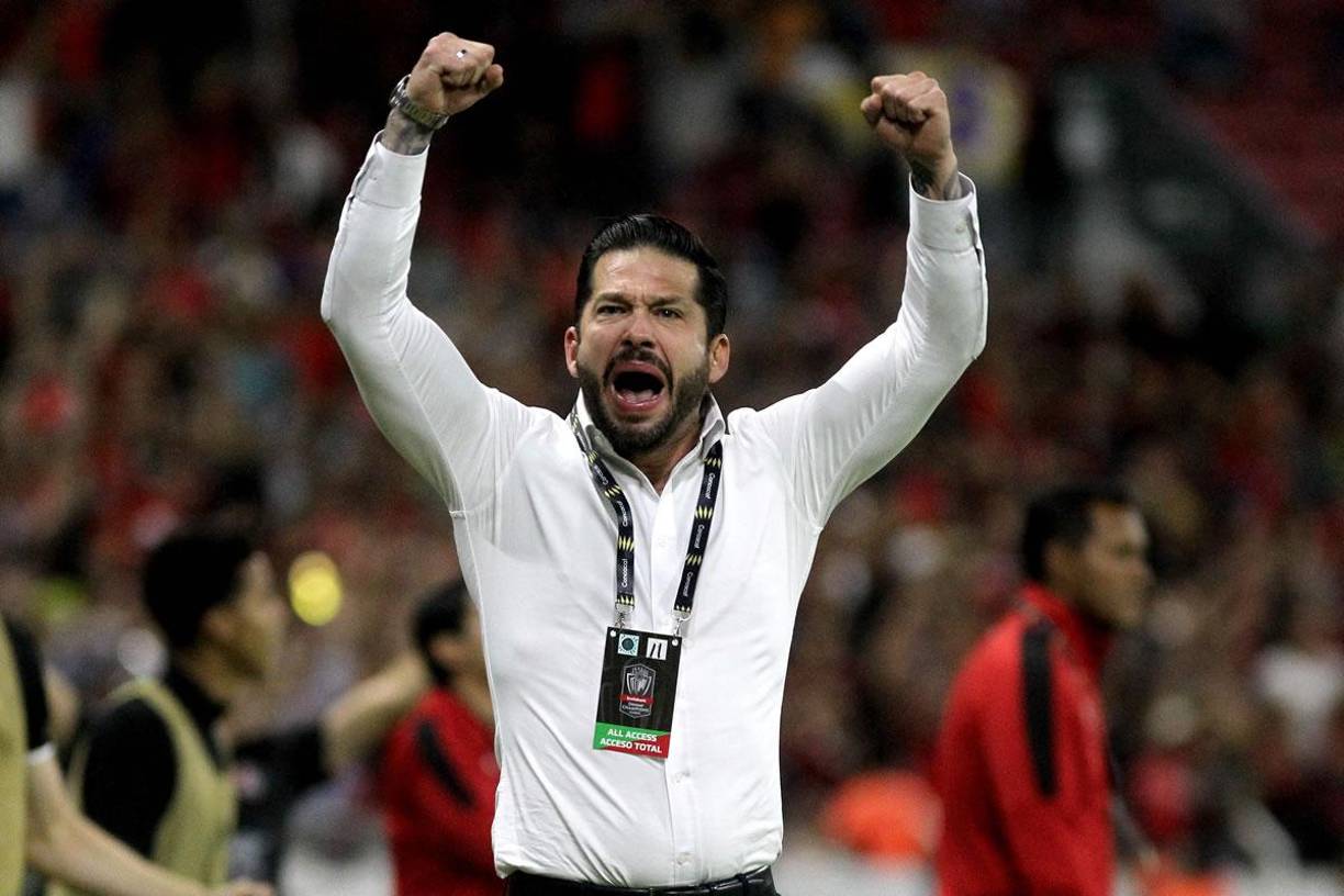 El entrenador mexicano Benjamín Mora celebrando muy eufórico la remontada del Atlas ante el Olimpia.