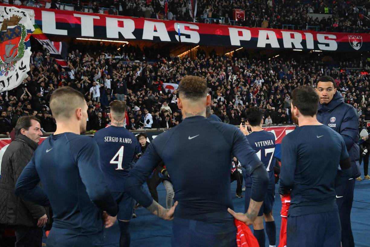 Los jugadores del PSG dieron la cara ante la afición del PSG al final del partido.