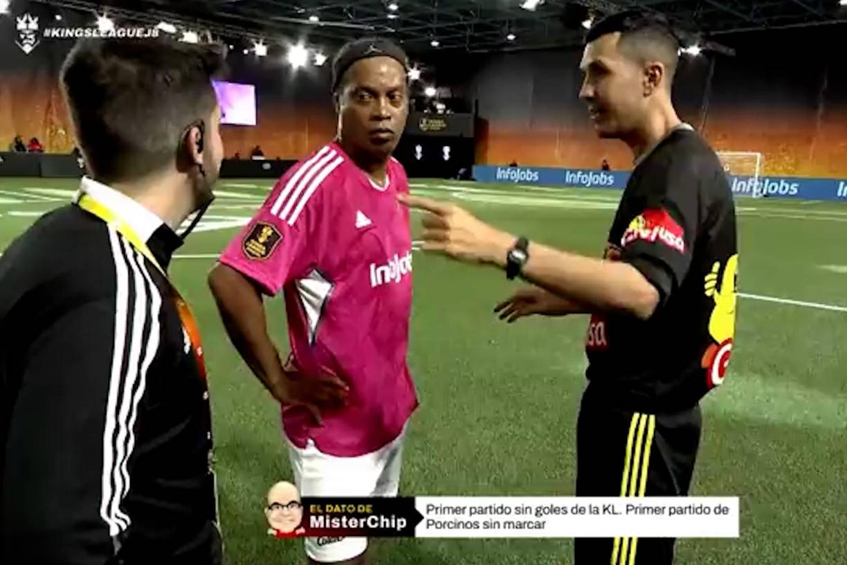 El partido entre Porcinos FC vs. PIO FC por la Kings League, se definió desde la tanda de penales. Cuando llegó a dicha instancia, le explicaron a Ronalindho cómo era la ejecución en el torneo de Gerard Piqué e Ibai Llanos.