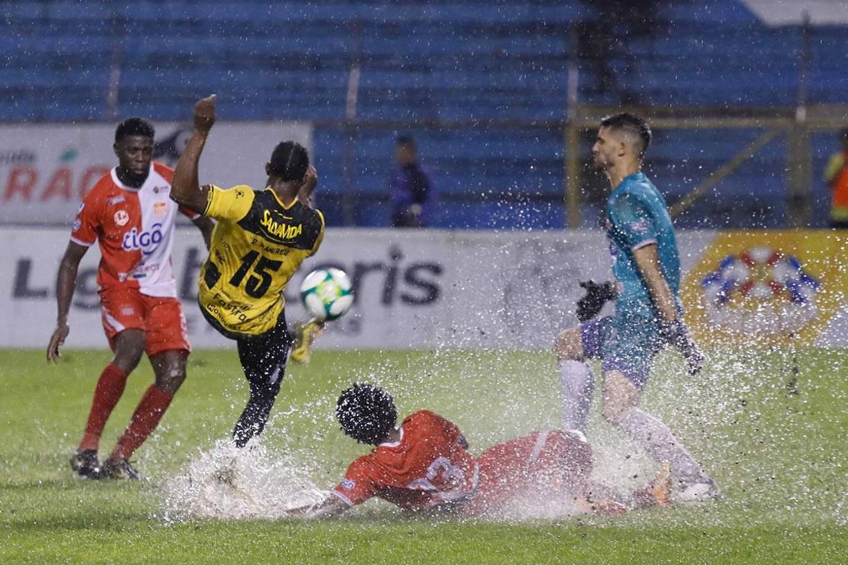 La lluvia llegó a San Pedro Sula y nos dejó esta imagen en el duelo Real España-Vida en el estadio Olímpico.