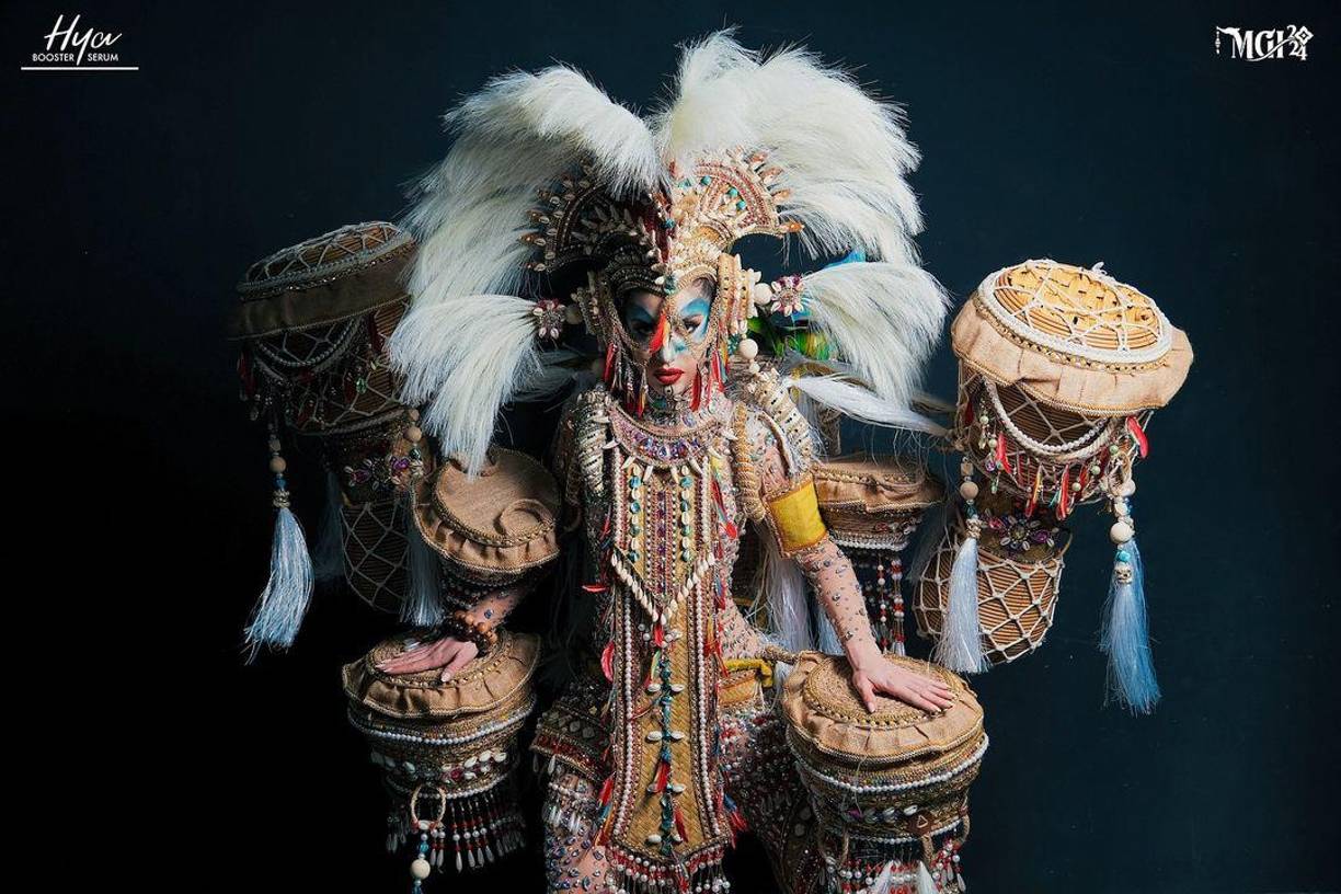 El Miss Grand Internacional es uno de los certámenes de belleza más prestigiosos del mundo, conocido por su enfoque en la creatividad, el entretenimiento y la promoción de la paz. Yarelia García representa a Honduras. Con su traje nacional Los Pech y la danza del Colibrí esmeralda se posicionó en el Top 20 de los mejores trajes.