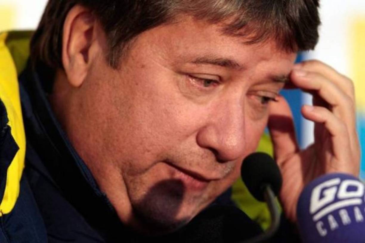 La Federación Colombiana de Fútbol nombró a Bolillo Gómez como entrenador,7 a pesar de que Ecuador tenía serias intenciones de contratar a Gómez, para las eliminatorias al Mundial 2014.8 Pero luego de haberse visto involucrado en un escándalo por golpear a una mujer, Bolillo Gómez renunció.