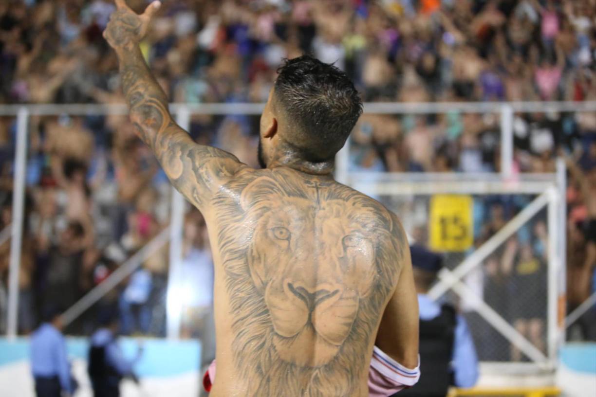 Gabriel Araújo con un espectacular León en su espalda. 
