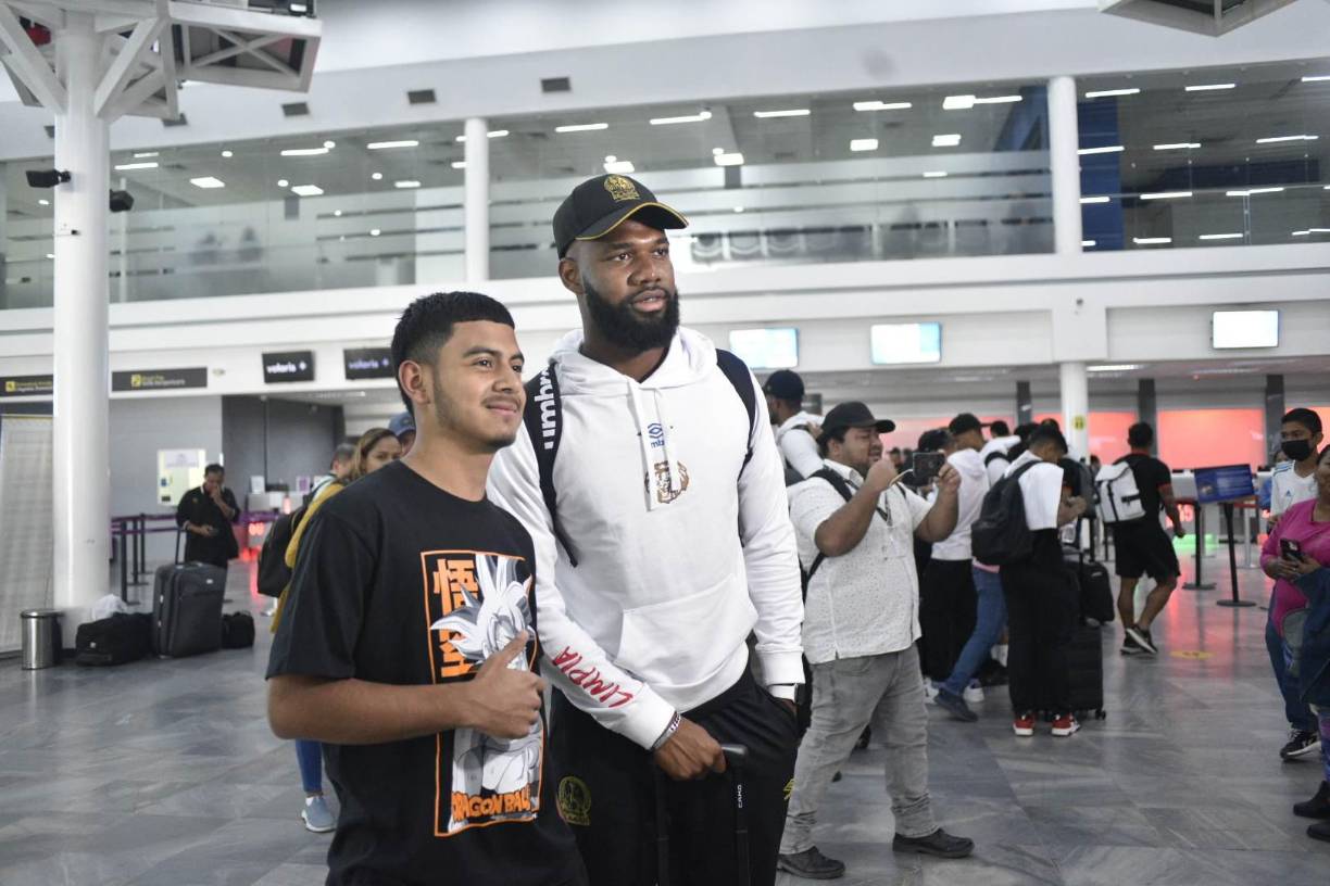 Muchas personas se acercaron para sacarse una postal con los jugadores del Olimpia.