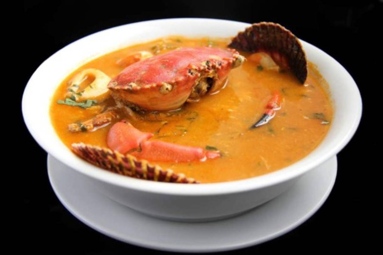 Preparación <br/><br/>En una sartén derretir la margarina, sofreír las jaibas, añadir sal, pimienta y ajo. Agregar el chile dulce, tomate y cebolla. Sofreír unos cinco minutos, tapar y retirar. Poner a hervir la yuca en una olla con agua hasta que se ablande. Agregar en la misma olla el plátano maduro, banano verde y zanahoria. Al hervir, añadir la leche de coco y el sofrito de verduras con las jaibas. Dejar hervir 10 minutos y servir.