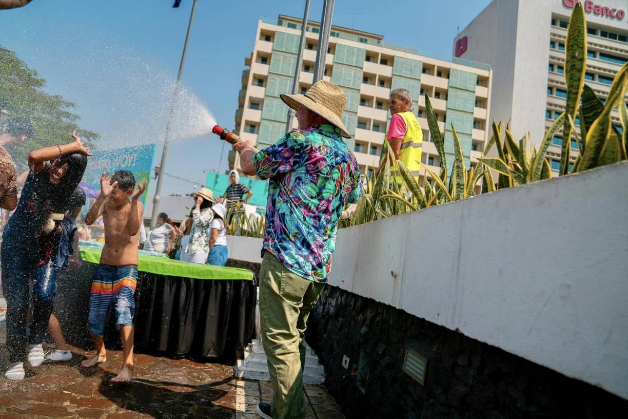 ”Hoy el parque le pertenece a los niños, es un parque temático”, siguió con su discurso el edil sampedrano.
