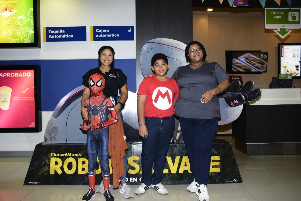 Stephanie Bailey con Gael Andrés, Alexandra Bailey y Miguel Robelo. 