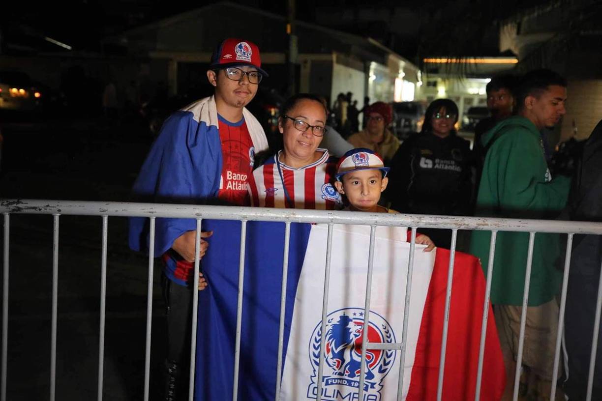 En familia llegaron aficionados olimpistas al hotel de concentración del equipo de Pedro Troglio.