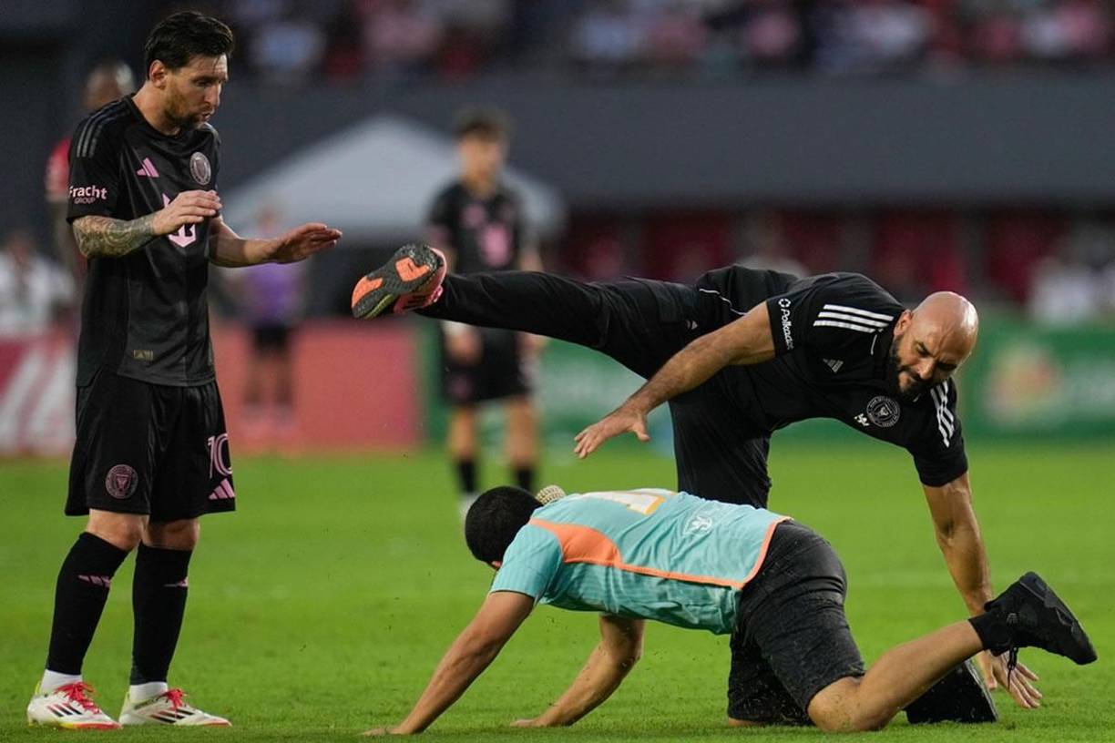 Lo curioso sucedió cuando otro de los aficionados intentó acercarse al argentino. De inmediato, el guardaespaldas de Messi fue a protegerlo, como hace con éxito habitualmente, aprovechando su fuerza. Pero esta vez sucumbió y quedó humillado. La reacción de Messi lo dice todo.