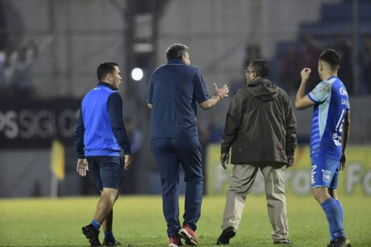 Diego Vázquez se marchó del campo tratando de explicarle al comisario del partido.