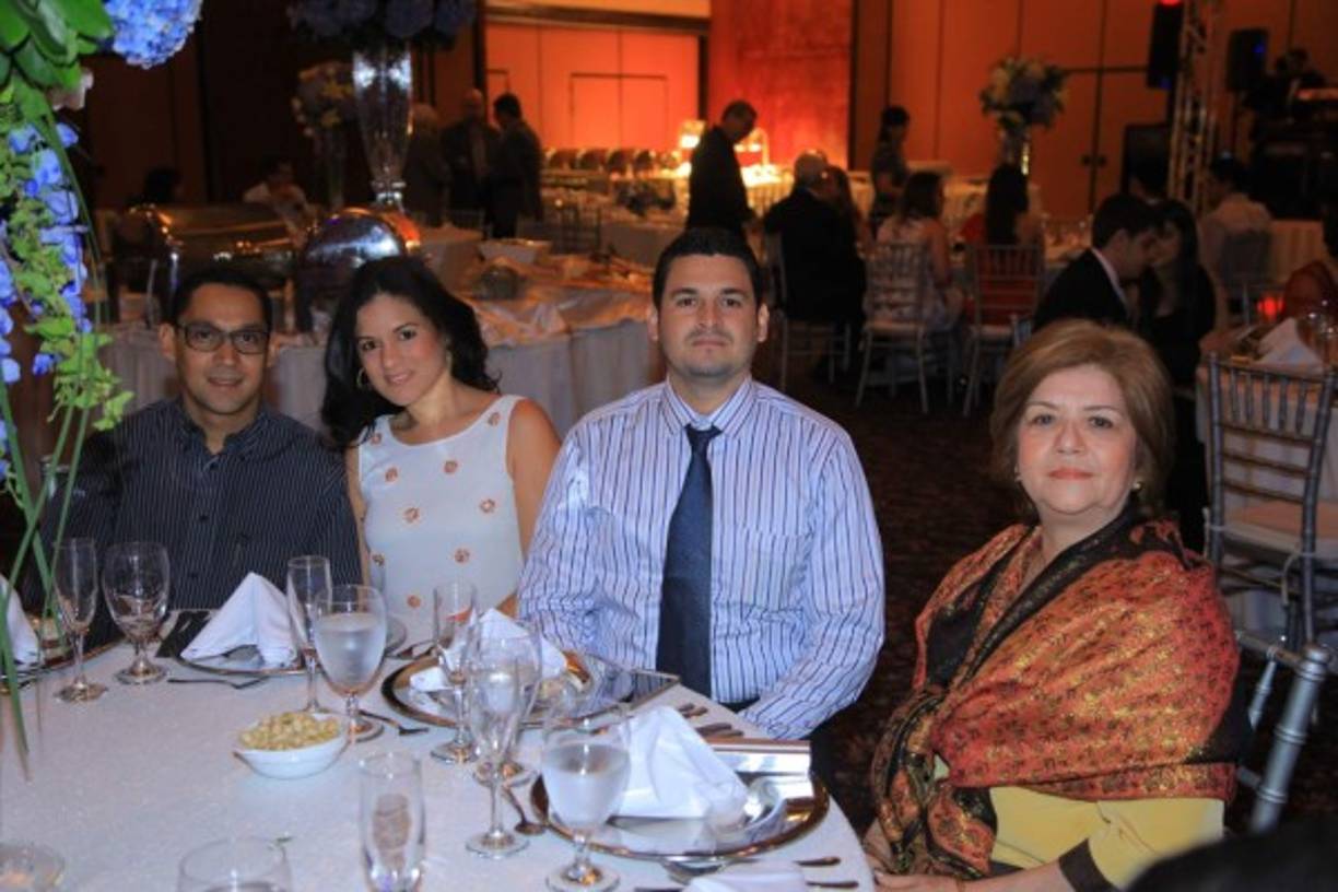 Pedro Pineda, María, Camilo y María Teresa Gabrie.