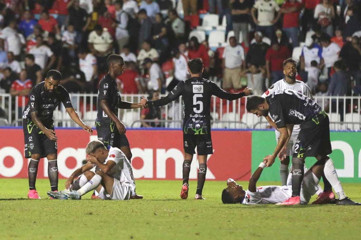 Jugadores del Olimpia como José Mario Pinto y Julián Martínez rompieron a llorar por la eliminación del Olimpia.