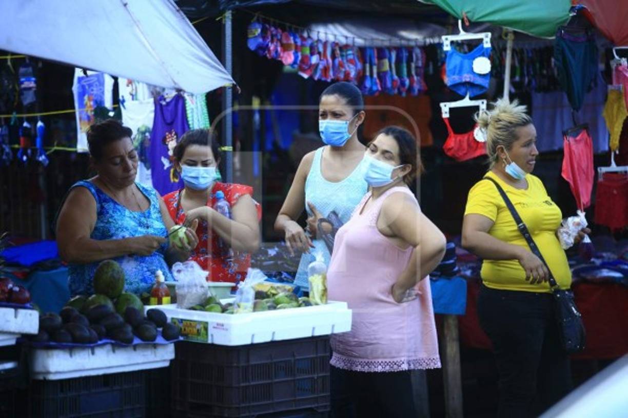 También algunos vendedores en ocasiones no utilizan la mascarilla.