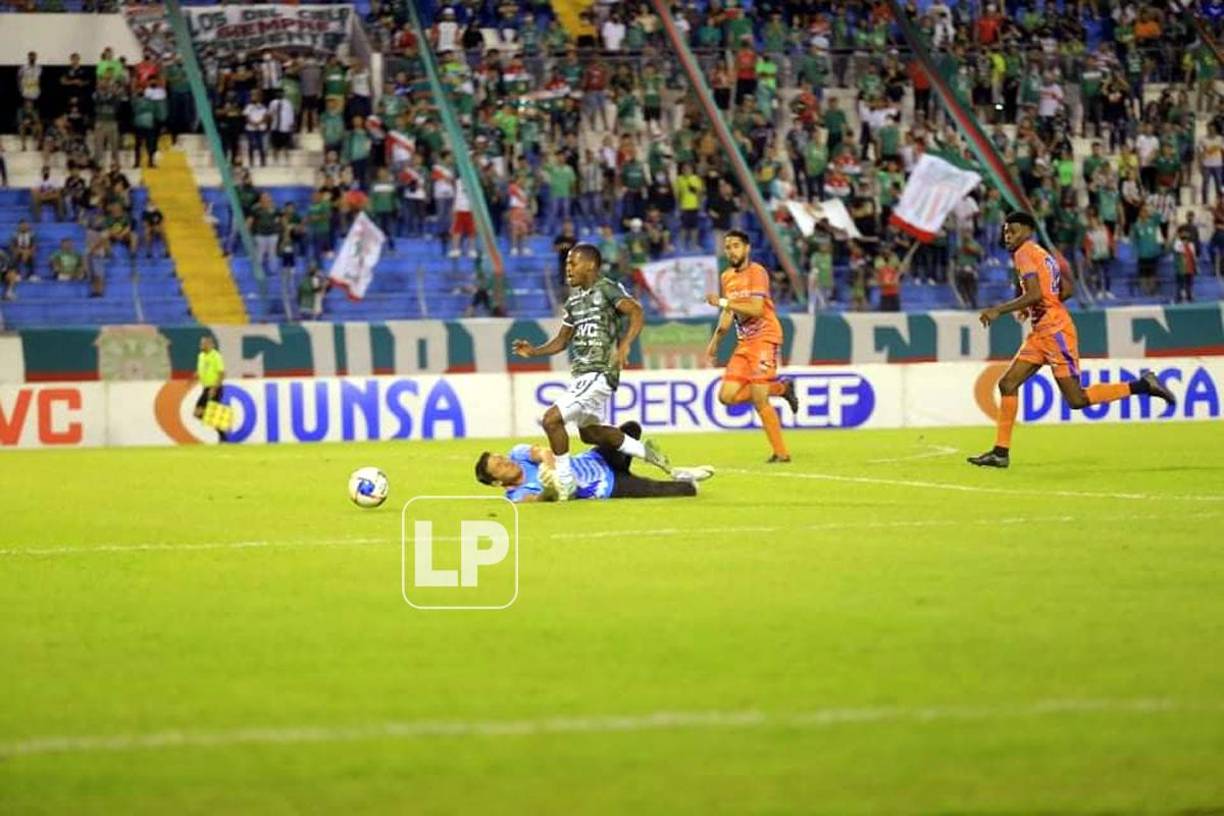 El portero Brayan Cruz le comete una falta penal a Edwin Solani Solano.