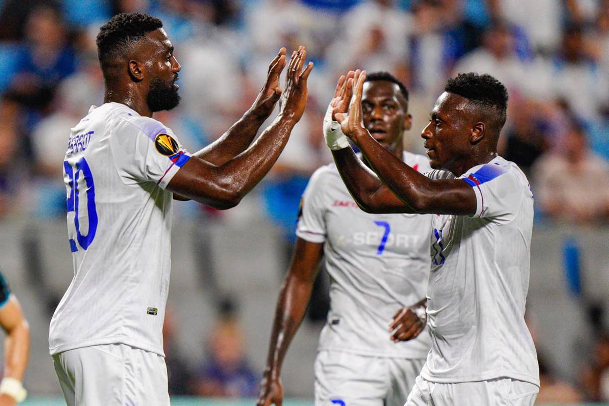 Jugadores de Haití celebrando el gol de Frantzdy Pierrot para el 0-1 ante Honduras.