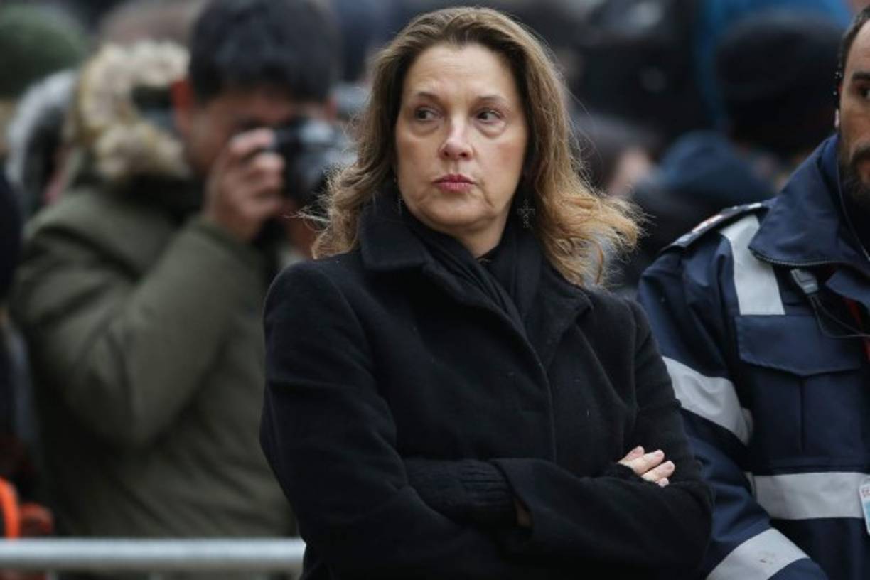 La ceremonia fúnebre contó con la presencia de diversas personalidades de la industria del entretenimiento. En la imagen, Barbara Broccoli, cuya compañía cinematográfica produce las películas del agente 007, James Bond.