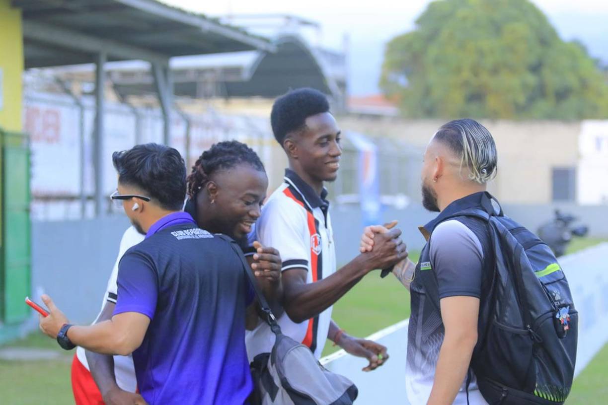 Reencuentros. Los jugadores Geovanny ‘El Virus’ Martínez y Yunny Dolmo, quienes jugaron con Honduras Progreso el torneo pasado, regresaron a su antigua casa, ahora como futbolistas del Vida, y saludaron a sus excompañeros.