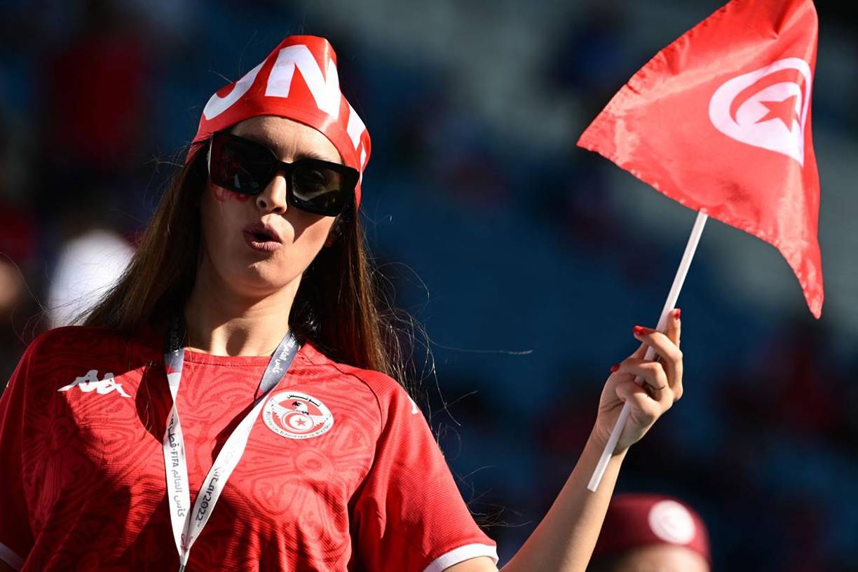 Otra linda aficionada tunecina con un banderín en mano alentando a su selección.