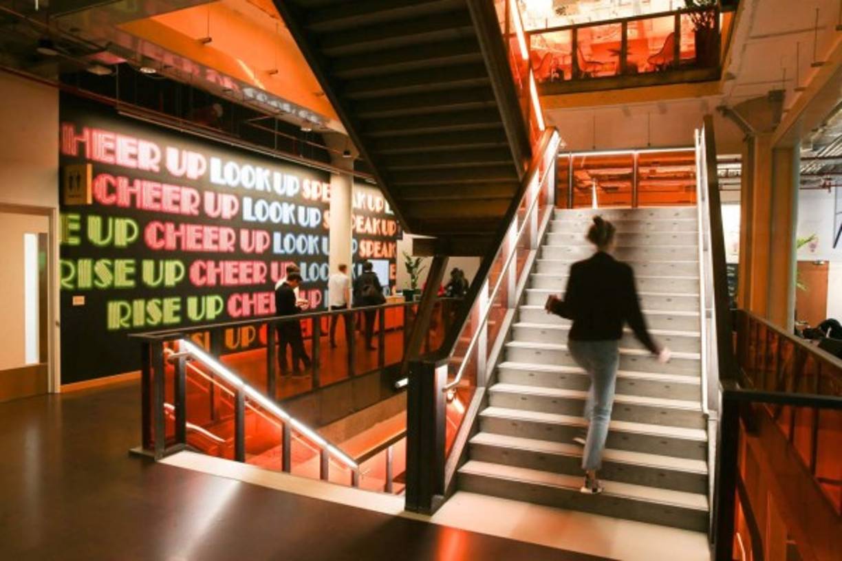 Subir escaleras: Este ritual lo utilizan los supersticiosos que buscan alcanzar un ascenso en el trabajo durante el nuevo año.