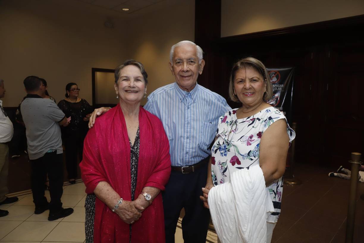 Isabel y Ramón Rodríguez junto a Marlene Saravia Fúnez