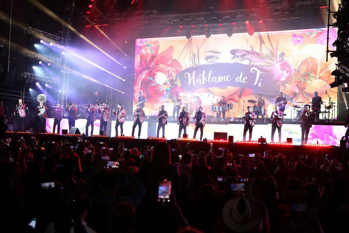 “No me pidas perdón” comenzó a sonar y los gritos de los aficionados —vesticos con jeans, botas y sombrero— se hicieron escuchar, mientras una lluvia de papel blanco caía sobre ellos. 