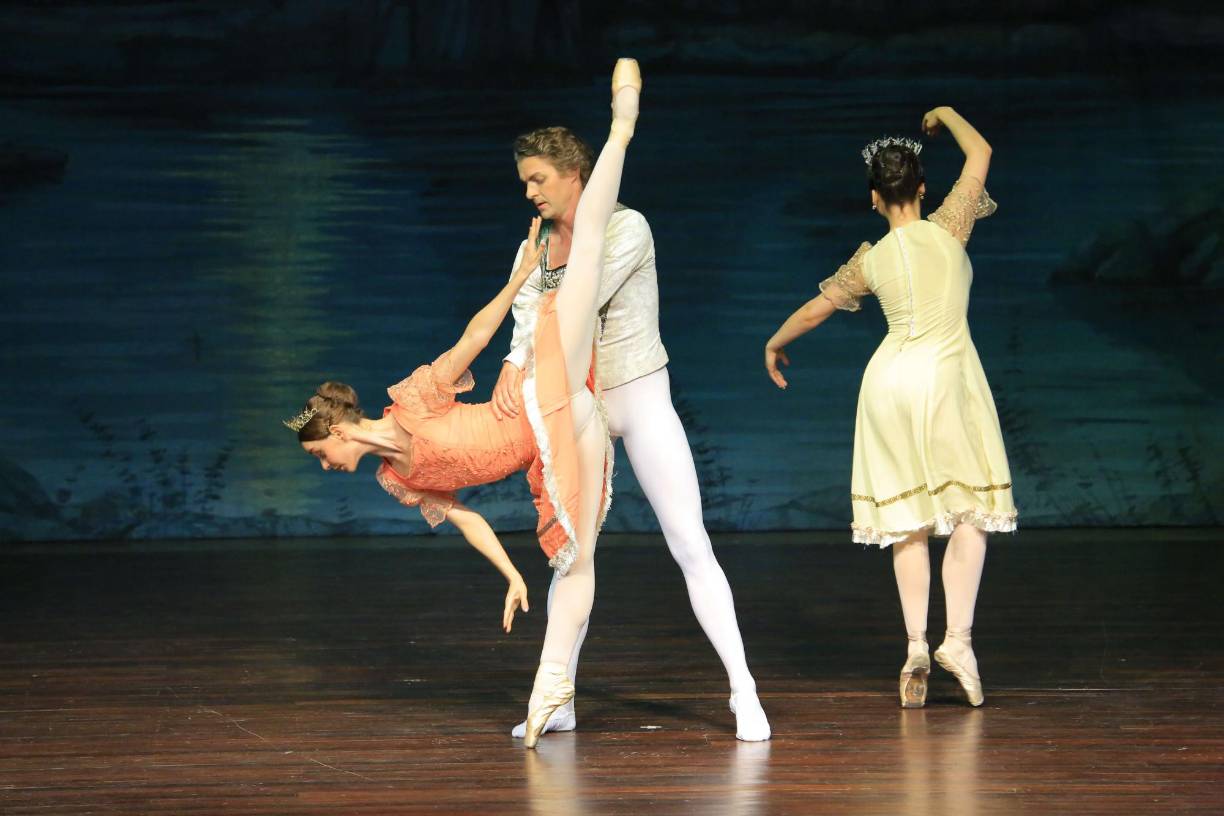 ”El Lago de los Cisnes” en su versión completa, contó con 30 artistas internacionales del Ballet Clásico de San Petersburgo (con sede en Rusia). Quienes realizaron su show en el Teatro José Francisco Saybe de SPS, con un público que abarrotó rápidamente el reconocido lugar. 
