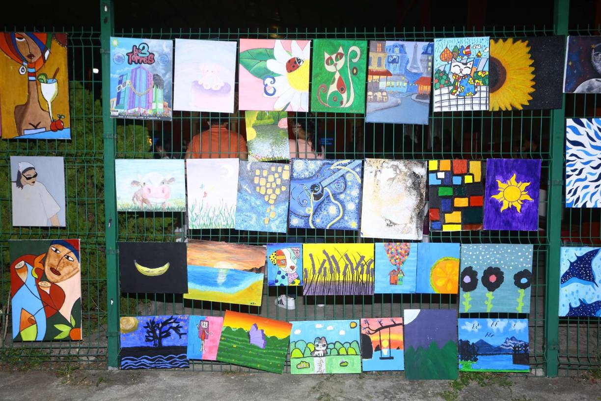 Cuadros de pintura fueron exhibidos en la entrada del escenario. Cada alumno demostró su potencial artístico, una prioridad en el quehacer diario de los maestros. 