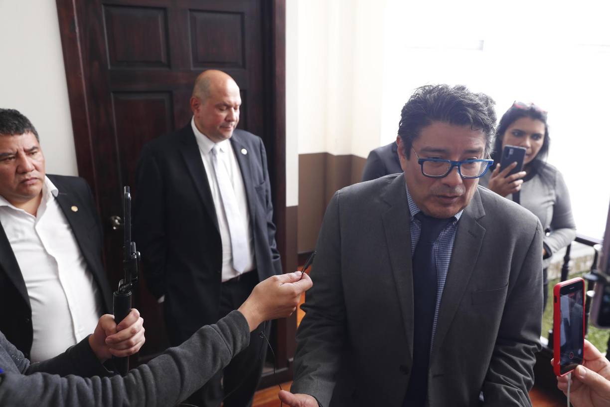 El diputado Carlos Barreda de la bancada Vos habla hoy con periodistas en Ciudad de Guatemala (Guatemala). 