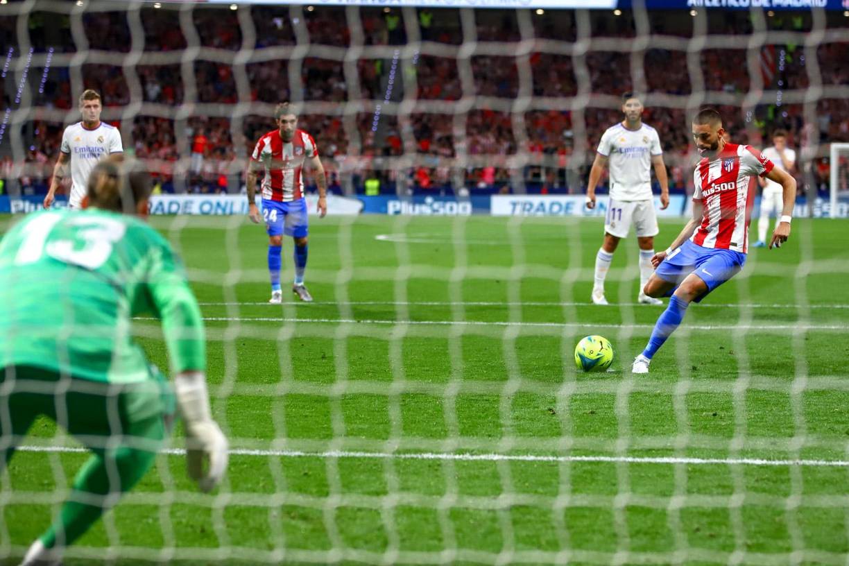Yannick Ferreira Carrasco lanzó el penal para el Atlético de Madrid.