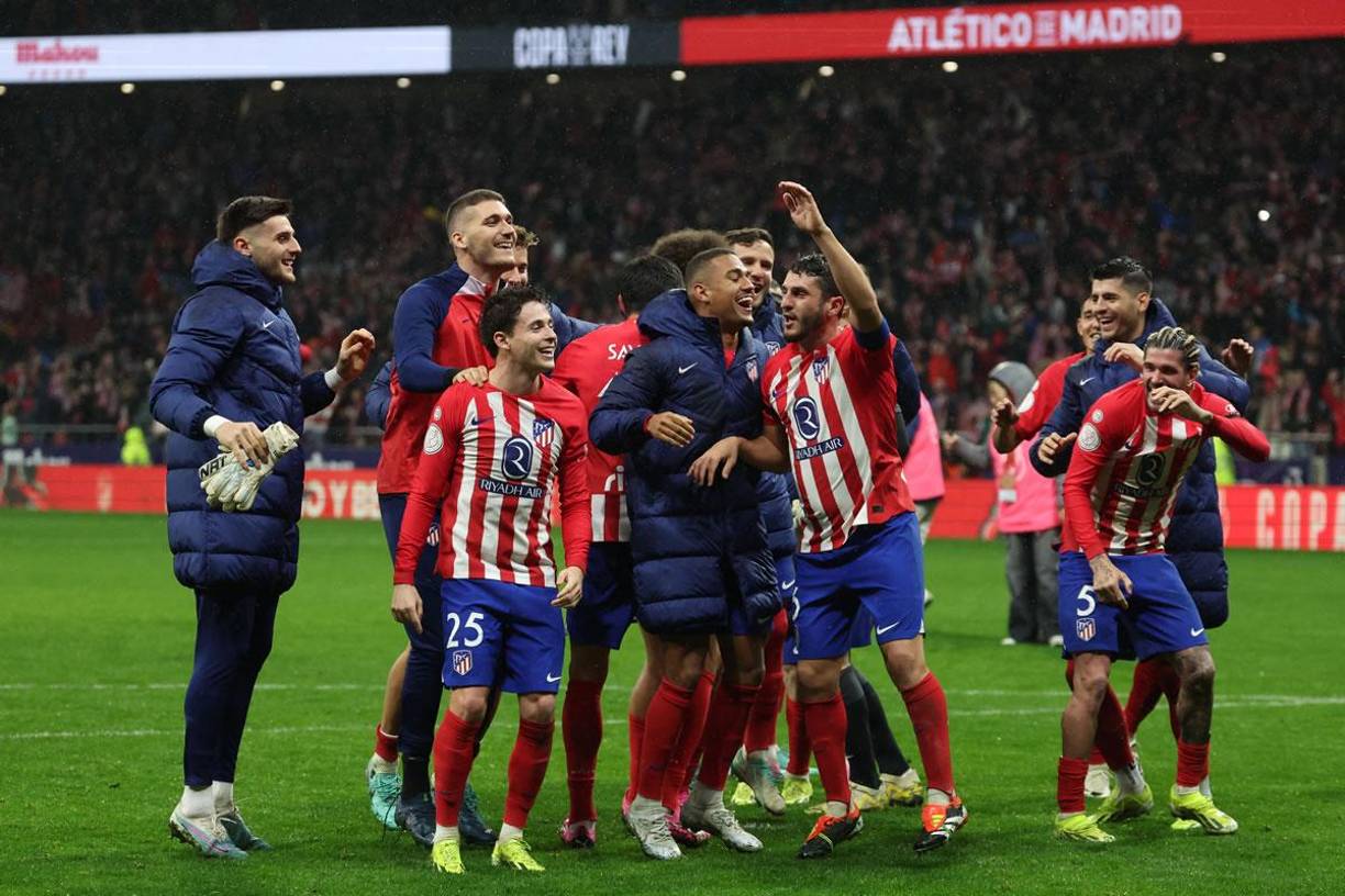 Los jugadores del Atlético de Madrid celebrando la victoria y clasificación con sus aficionados.