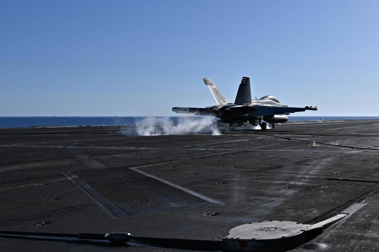 El portaaviones USS Harry S. Truman es una auténtica ciudad flotante que transporta aproximadamente 4.800 personas, miembros de los varios ejércitos aliados, lo que supone un reto para la comunicación, ya que hablan diferentes idiomas. 